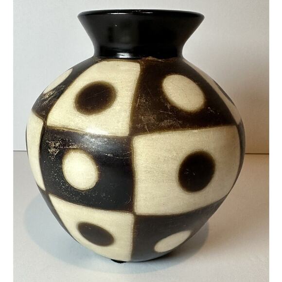 Valeriano Paz Folk Art Pottery Vase Chulucanas Peru Brown White Geometric Signed - Picture 3 of 7